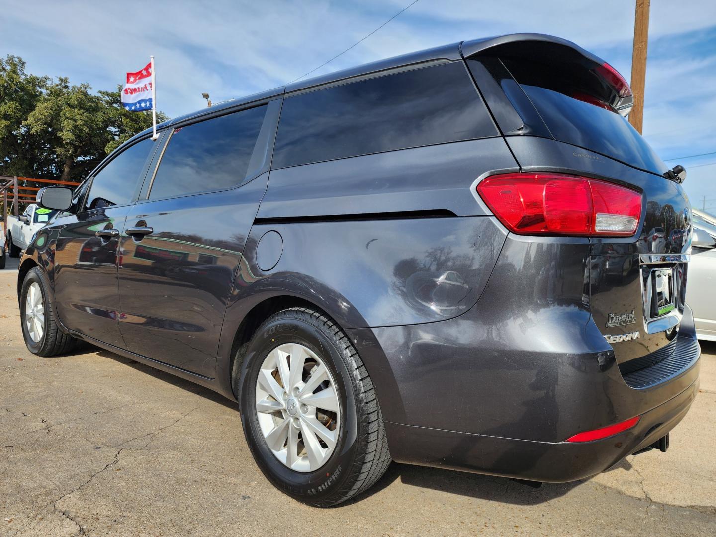 2017 GRAY Kia Sedona LX (KNDMB5C16H6) , AUTO transmission, located at 2660 S.Garland Avenue, Garland, TX, 75041, (469) 298-3118, 32.885551, -96.655602 - Welcome to DallasAutos4Less, one of the Premier BUY HERE PAY HERE Dealers in the North Dallas Area. We specialize in financing to people with NO CREDIT or BAD CREDIT. We need proof of income, proof of residence, and a ID. Come buy your new car from us today!! This is a Very clean 2017 HYUNDAI KIA - Photo#5